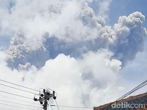 Gunung Merapi Erupsi Warga Lereng di Boyolali Nyalakan Api Unggun