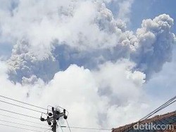 Gunung Merapi Erupsi Warga Lereng di Boyolali Nyalakan Api Unggun