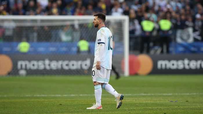 Lionel Messi SAO PAULO, BRAZIL - JULY 06: Lionel Messi of Argentina leaves the pitch after being sent off during the Copa America Brazil 2019 Third Place match between Argentina and Chile at Arena Corinthians on July 06, 2019 in Sao Paulo, Brazil. (Photo by Alexandre Schneider/Getty Images)