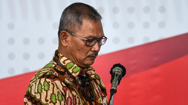 Juru Bicara Pemerintah untuk Penanganan COVID-19 Achmad Yurianto bersiap menyampaikan keterangan pers di Graha BNPB, Jakarta, Jumat (27/3/2020). Berdasarkan data hingga Jumat (27/3/2020) pukul 12.00, jumlah kasus positif COVID-19 mencapai 1.046 orang di 27 provinsi se-Indonesia dengan jumlah pasien sembuh mencapai 46 orang dan  meninggal dunia mencapai 87 orang.  ANTARA FOTO/Nova Wahyudi/nz