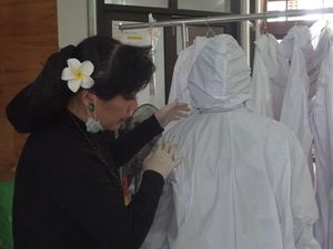 Dihantam Pandemi, Anne Avantie Sebar APD untuk Tenaga Medis