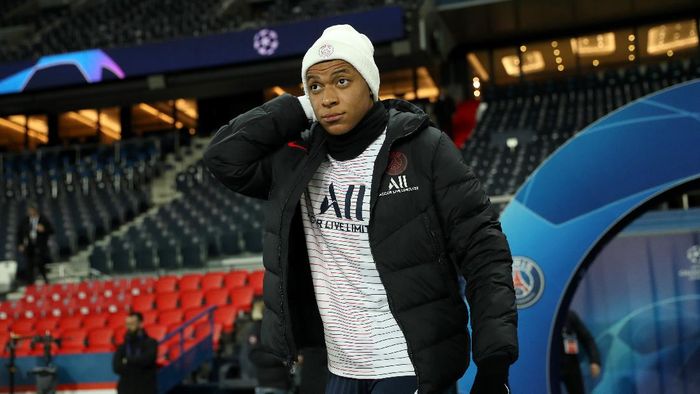 PARIS, FRANCE - MARCH 11: (FREE FOR EDITORIAL USE) In this handout image provided by UEFA, Kylian Mbappe of Paris Saint-Germain walks out to warm up prior to the UEFA Champions League round of 16 second leg match between Paris Saint-Germain and Borussia Dortmund at Parc des Princes on March 11, 2020 in Paris, France. The match is played behind closed doors as a precaution against the spread of COVID-19 (Coronavirus). (Photo by UEFA - Handout/UEFA via Getty Images)