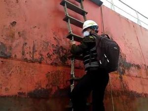 Cerita Tim Medis Cegah COVID-19 Masuki Area Pelabuhan