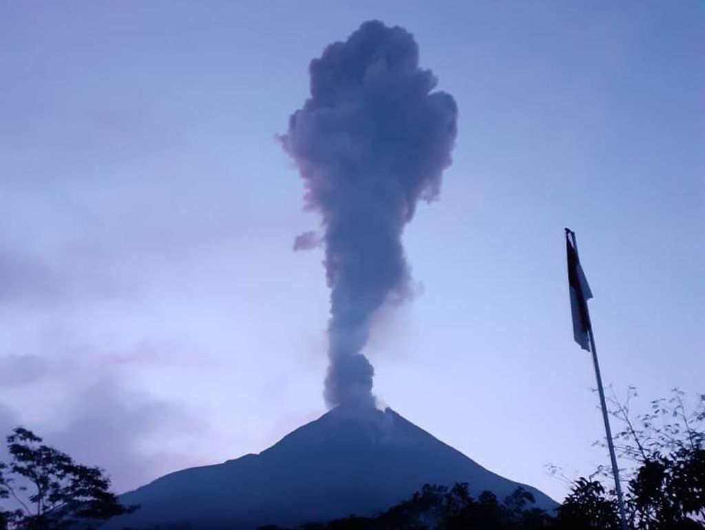 Video Penampakan Erupsi Gunung Merapi Pagi Ini Video Penampakan Erupsi Gunung Merapi Pagi Ini