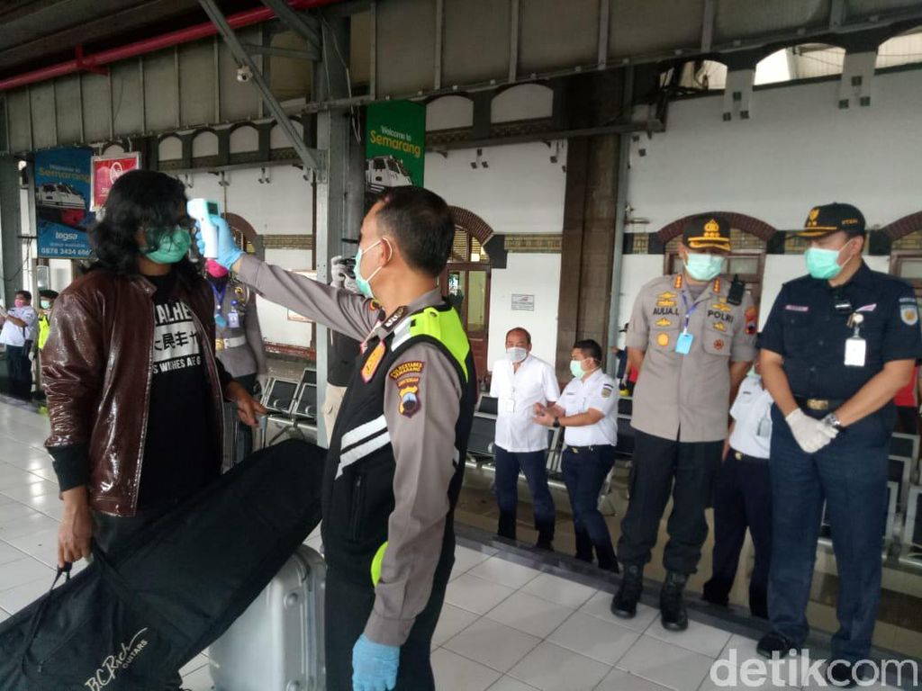 Ganjar Ingin Polisi Corona Lebih Cerewet ke Warga yang Masih Berkerumun Ganjar Ingin Polisi Corona Lebih Cerewet ke Warga yang Masih Berkerumun