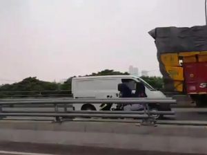 Bikin Virus Corona Minder, Perempuan Boncengan Motor Lawan Arah di Jalan Tol