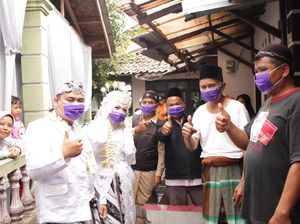 Tunda Resepsi Gegara Corona, Pengantin Ini Bagikan Masker ke Warga