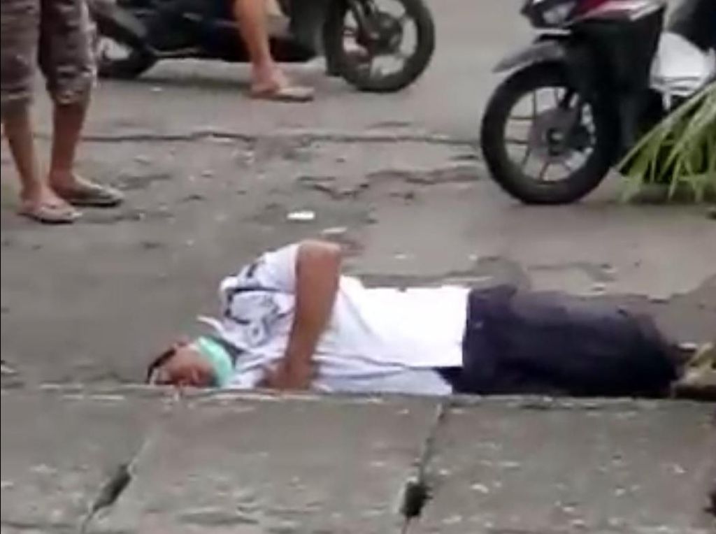 Heboh Satpam Tergeletak di Pinggir Jalan Medan, Polisi: Bukan Corona Heboh Satpam Tergeletak di Pinggir Jalan Medan, Polisi: Bukan Corona