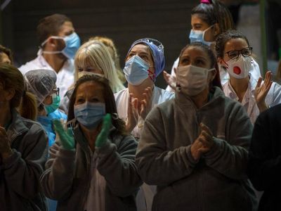 Begini Momen Haru Petugas Medis di Barcelona yang Bikin Baper