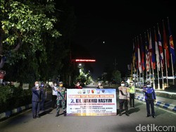 Tekan Mobilitas Warga Cegah Corona, Polisi Jombang Tutup Jalan Protokol