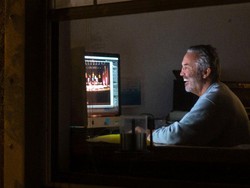 Kuliah Daring tentang Kebahagiaan Diburu Warga yang Terisolasi karena Corona