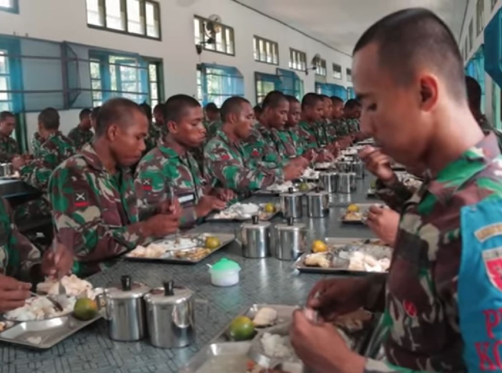Super Disiplin! Seperti Ini Cara Makan Prajurit TNI
