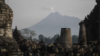 Penampakan Erupsi Gunung Merapi dari Candi Plaosan