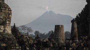 Penampakan Erupsi Gunung Merapi dari Candi Plaosan