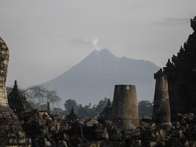 Penampakan Erupsi Gunung Merapi dari Candi Plaosan