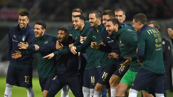 PALERMO, ITALY - NOVEMBER 18:  Players of Italy celebrate during the UEFA Euro 2020 Qualifier between Italy and Armenia on November 18, 2019 in Palermo, Italy.  (Photo by Claudio Villa/Getty Images)