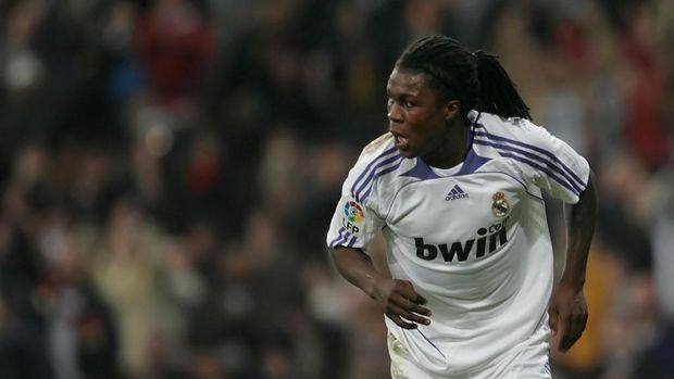 Real Madrid's Dutch defender Royston Ricky Drenthe celebrates his goal against Valladolid during their Liga football match at Santiago Bernabeu stadium in Madrid on February 10, 2008. AFP PHOTO/ PIERRE-PHILIPPE MARCOU (Photo by PIERRE-PHILIPPE MARCOU / AFP)