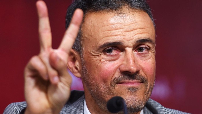 LAS ROZAS, SPAIN - NOVEMBER 27:  Luis Enrique gestures as he attends a press conference as he returns as Spain head coach at the Spanish Football Federation headquarters on November 27, 2019 in Las Rozas, Spain. (Photo by Denis Doyle/Getty Images)