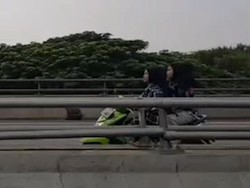 Duh! Pemotor Ini Nggak Pakai Helm, Lawan Arah, Masuk Tol Lagi