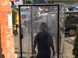 Dokter Paru: Bilik Disinfektan Bikin Batuk dan Sesak