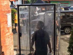 Dokter Paru: Bilik Disinfektan Bikin Batuk dan Sesak