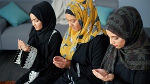 Keutamaan Mendoakan Sesama Muslim dalam Islam, Ini Dalilnya