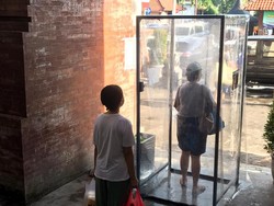 Pengunjung Pasar Badung Wajib Lewati Bilik Disenfektan untuk Cagah Corona