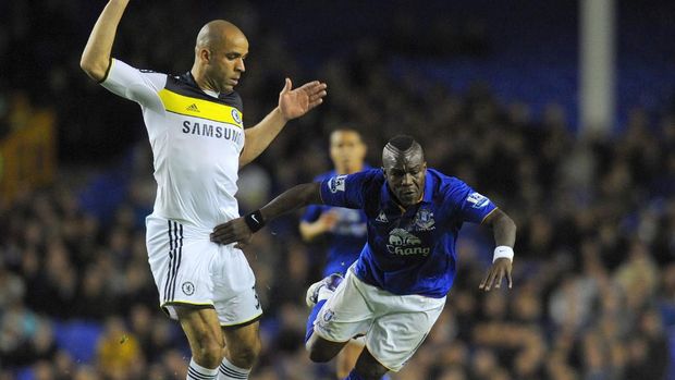 Royston Drenthe sempat menjalani karier sebagai pemain pinjaman ke Everton.