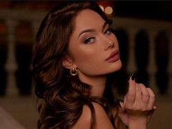 Pakai Baju dari Tisu Toilet Saat Pandemi Corona, Presenter TV Curi Atensi