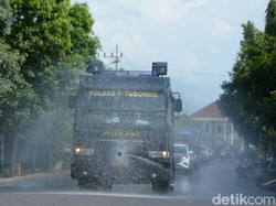 Water Canon Semprot Disinfektan di Jalan Protokol Situbondo