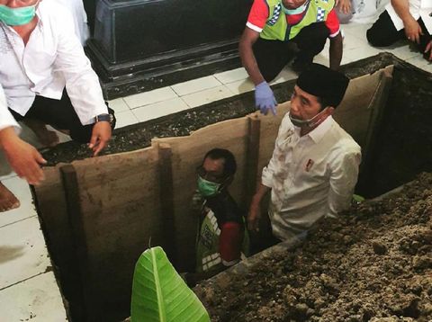 Viral Jokowi Menangis Memelas karena Ibunda Wafat, Bikin Terenyuh
