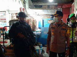 Cegah Corona, Aparat Gabungan Patroli Bubarkan Kerumunan Warga di Sumedang