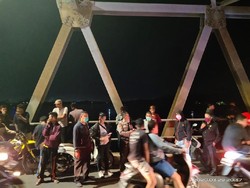 Malam-malam Pria Lompat di Jembatan Barombong, Warga Padati Lokasi
