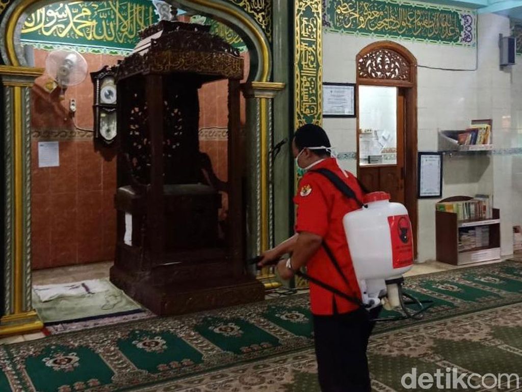 Kader PDIP Surabaya Gotong Royong Bantu Warga Lawan Corona Kader PDIP Surabaya Gotong Royong Bantu Warga Lawan Corona