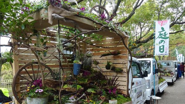 Indahnya Bak Mobil Pikap Dihiasi Taman