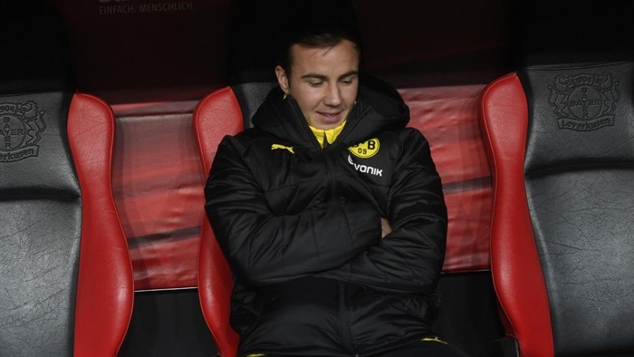 Dortmunds German midfielder Mario Goetze sits on the bench during the German first division Bundesliga football match Bayer 04 Leverkusen vs BVB Borussia Dortmund in Leverkusen, western Germany on February 8, 2020. (Photo by INA FASSBENDER / AFP) / RESTRICTIONS: DFL REGULATIONS PROHIBIT ANY USE OF PHOTOGRAPHS AS IMAGE SEQUENCES AND/OR QUASI-VIDEO