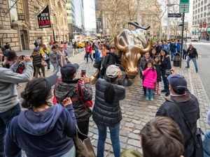 Viral Foto Wanita Tanpa Busana di Atas Patung Saat Pandemi Corona