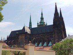Sabar Dulu Ya, Nanti Kita Berwisata ke Kota Praha