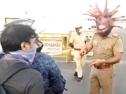 Unik! Polisi India Pakai Helm Virus Corona Agar Warga Tetap di Rumah