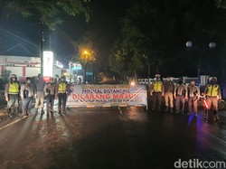 Polisi Kediri Terapkan Physical Distancing di Titik-titik Keramaian