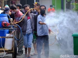 Warga Bekasi Gotong Royong Semprot Disinfektan ke Penjuru Kota Warga Bekasi Gotong Royong Semprot Disinfektan ke Penjuru Kota