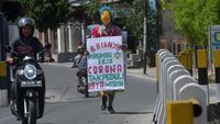 Aksi Badut Keliling Palu Ajak Warga Cegah Corona