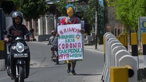 Aksi Badut Keliling Palu Ajak Warga Cegah Corona