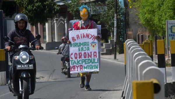 Aksi Badut Keliling Palu Ajak Warga Cegah Corona