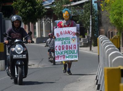 Aksi Badut Keliling Palu Ajak Warga Cegah Corona