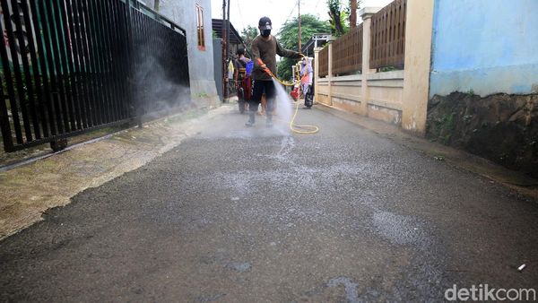 Disinfeksi Mandiri Warga Cipedak Srengseng Sawah untuk Halau Corona