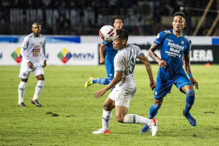 Pesepak bola PSS Sleman Asyraq Gufron R (kedua kanan) menyundul bola dibayangi pesepak bola Persib Bandung Wander Luiz Queiroz Dias (kanan) saat pertandingan Sepak Bola Liga 1 2020 di stadion Si Jalak Harupat, Kabupaten Bandung, Jawa Barat, Minggu (15/3/2020). ANTARA FOTO/M Agung Rajasa/aww.