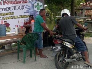 Tiap Warga yang Masuk Kampung di Lamongan Disemprot Disinfektan