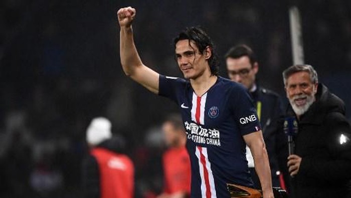 Paris Saint-Germains Uruguayan forward Edinson Cavani (C) celebrates after receiving a trophy marking his 200th goal for his team after the French L1 football match between Paris Saint-Germain (PSG) and Girondins de Bordeaux at the Parc des Princes stadium in Paris, on February 23, 2020. (Photo by FRANCK FIFE / AFP)
