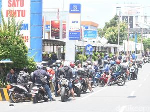 Ratusan Kendaraan Mengular Panjang di Pelabuhan Ketapang, Ada Apa?